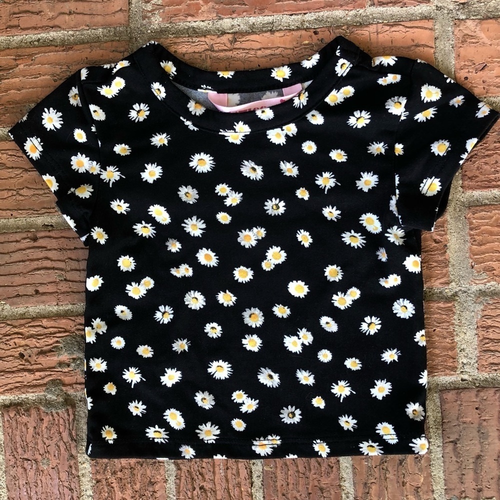 1st Kiss Black Short Sleeve Top with White Daisies Allover Motif S Girls
